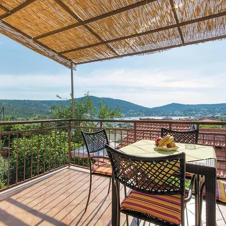 Holiday home Cozy Home In Vinisce With House Sea View