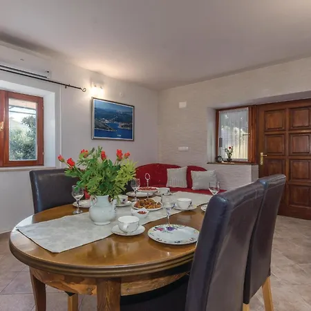 Holiday home Cozy Home In Vinisce With House Sea View